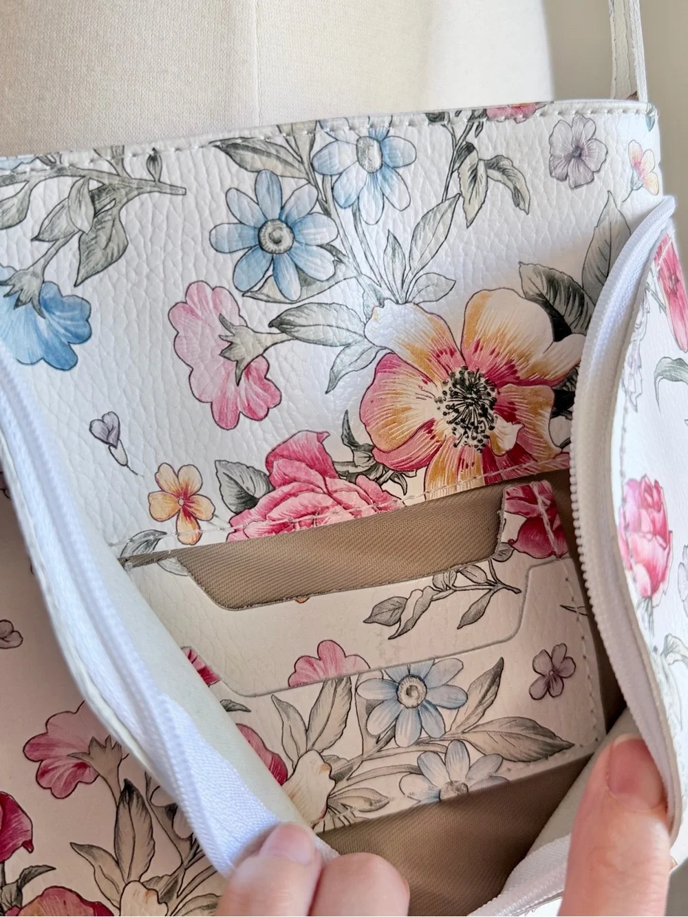 Italian Leathet White Floral Crossbody Bag Adjustable Strap Outer Zippers